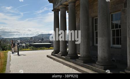 Edinburgh Schottland, Vereinigtes Königreich 09. Juli 2025. Calton Hill in Edinburgh bietet einen Blick auf die Stadt, einschließlich Sehenswürdigkeiten wie das Schloss. Stockfoto