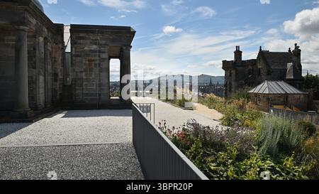 Edinburgh Schottland, Vereinigtes Königreich 09. Juli 2025. Calton Hill in Edinburgh bietet einen Blick auf die Stadt, einschließlich Sehenswürdigkeiten wie das Schloss. Stockfoto
