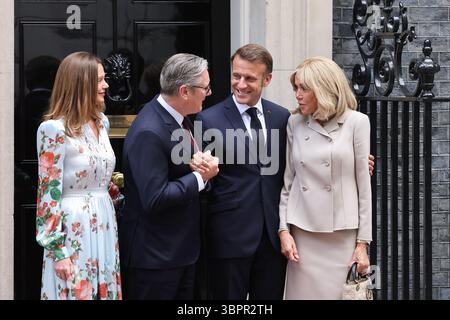 London, Vereinigtes Königreich, 9. Juli 2025. Am 2. Tag ihres Staatsbesuchs besuchen Sie den französischen Präsidenten Emmanuel Macron und seine Frau Brigitte, den britischen Premierminister Sir Keir Starmer und die Frau Lady Victoria zum Mittagessen in der Downing Street 10. Das Vereinigte Königreich dringt weiterhin auf Frankreich, mehr zu tun, um die Überfahrten mit kleinen Wanderbooten zu stoppen. Kredit : Monica Wells/Alamy Live News Stockfoto