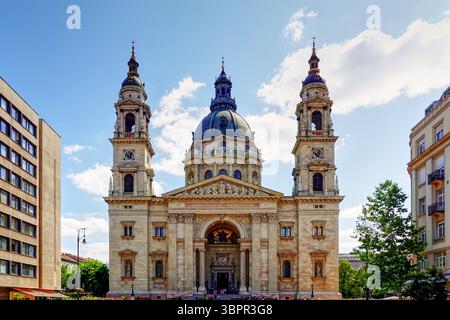 Außerhalb der Stephansbasilika in Budapest Ungarn, eine römisch-katholische Kirche, die dem ersten König Ungarns, dem hl. Stephan, gewidmet ist Stockfoto