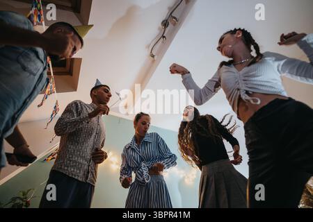 Eine Familie, die eine lebhafte Geburtstagsfeier zu Hause genießt. Stockfoto