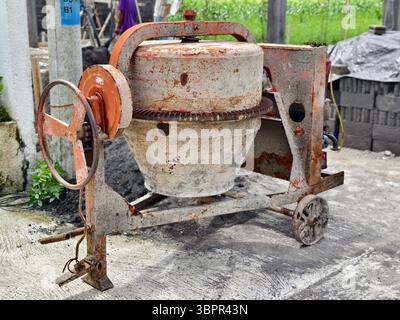 Eine tragbare Betonmischmaschine auf der Baustelle Stockfoto