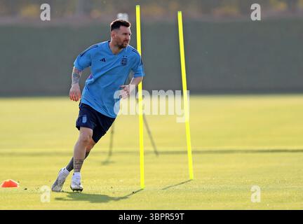 Lionel Messi konzentrierte sich während eines Trainings der argentinischen Nationalmannschaft auf das Übungsfeld in Doha und sprintete durch Agilitätsübungen Stockfoto