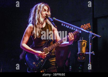 The Warning (Daniela Villarreal-Gitarre), live als Teil der „Keep Me Fed World Tour 2025“. Stockfoto