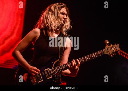 The Warning (Daniela Villarreal-Gitarre), live als Teil der „Keep Me Fed World Tour 2025“. Stockfoto