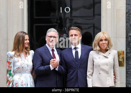 London, Vereinigtes Königreich. Juli 2025. Der britische Premierminister Sir Keir Starmer begrüßt den französischen Präsidenten Emmanuel Macron in der Downing Street 10 als Teil seines dreitägigen Staatsbesuchs. Quelle: Uwe Deffner/Alamy Live News Stockfoto