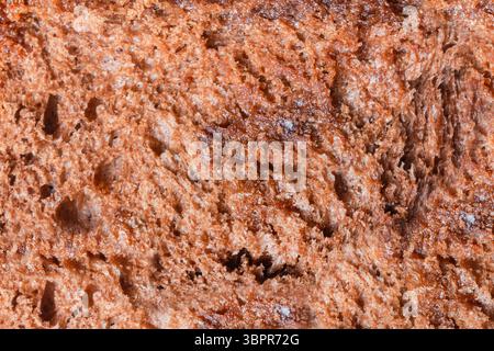 Nahaufnahme der Textur von gebackenem Schokoladenbrot. Stockfoto