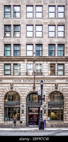 Massachusetts, USA, 9. Juni 2025, Blick auf das ehemalige Gebäude der Union Savings Bank, in dem derzeit verschiedene Abteilungen und Büros des Emerson College untergebracht sind Stockfoto