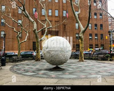 NYC, New York - 14. Februar 2019: Blick auf die Skylines von New York City von den Straßen Stockfoto