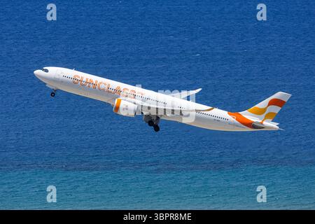 Sunclass Airlines Airbus A330-900neo Flugzeug Flughafen Rhodos in Griechenland Rhodos, Griechenland - 1. Juni 2025: Ein Airbus A330-900neo Flugzeug der Sunclass Airlines mit dem Kennzeichen OY-VKO auf dem Flughafen Rhodos, Griechenland. *** Sunclass Airlines Airbus A330 900neo Flugzeuge Rhodos Flughafen in Griechenland Rhodos, Griechenland 1. Juni 2025 Airbus A330 900neo Flugzeuge von Sunclass Airlines mit der Registrierung OY VKO am Flughafen Rhodos, Griechenland Stockfoto