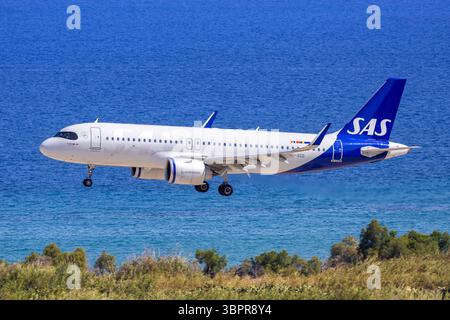 SAS Scandinavian Airlines Airbus A320neo Flugzeug Flughafen Rhodos in Griechenland Rhodos, Griechenland - 1. Juni 2025: Ein Airbus A320neo Flugzeug der SAS Scandinavian Airlines mit dem Kennzeichen EI-SCD auf dem Flughafen Rhodos, Griechenland. *** SAS Scandinavian Airlines Airbus A320neo Flugzeuge Rhodos Flughafen in Griechenland Rhodos, Griechenland 1. Juni 2025 Airbus A320neo Flugzeuge von SAS Scandinavian Airlines mit der Registrierung EI SCD am Flughafen Rhodos, Griechenland Stockfoto