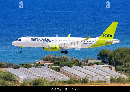 Air Baltic Airbus A220-300 Flugzeug Flughafen Rhodos in Griechenland Rhodos, Griechenland - 1. Juni 2025: Ein Airbus A220-300 Flugzeug der Air Baltic mit dem Kennzeichen YL-AAY auf dem Flughafen Rhodos, Griechenland. *** Air Baltic Airbus A220 300 Flugzeuge Rhodos Airport in Griechenland Rhodos, Griechenland 1. Juni 2025 Air Baltic Airbus A220 300 Flugzeuge mit der Registrierung YL AAY am Flughafen Rhodos, Griechenland Stockfoto