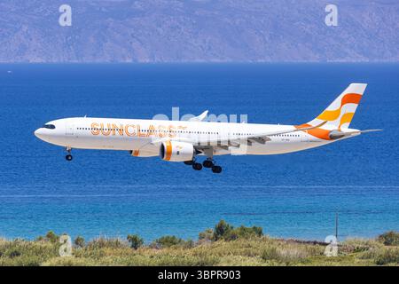 Sunclass Airlines Airbus A330-900neo Flugzeug Flughafen Rhodos in Griechenland Rhodos, Griechenland - 1. Juni 2025: Ein Airbus A330-900neo Flugzeug der Sunclass Airlines mit dem Kennzeichen OY-VKO auf dem Flughafen Rhodos, Griechenland. *** Sunclass Airlines Airbus A330 900neo Flugzeuge Rhodos Flughafen in Griechenland Rhodos, Griechenland 1. Juni 2025 Airbus A330 900neo Flugzeuge von Sunclass Airlines mit der Registrierung OY VKO am Flughafen Rhodos, Griechenland Stockfoto