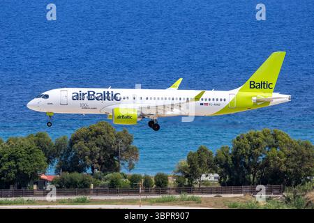 Air Baltic Airbus A220-300 Flugzeug Flughafen Rhodos in Griechenland Rhodos, Griechenland - 3. Juni 2025: Ein Airbus A220-300 Flugzeug der Air Baltic mit dem Kennzeichen YL-AAU auf dem Flughafen Rhodos, Griechenland. *** Air Baltic Airbus A220 300 Flugzeuge Rhodos Airport in Griechenland Rhodos, Griechenland 3. Juni 2025 Air Baltic Airbus A220 300 Flugzeuge mit der Registrierung YL AAU am Flughafen Rhodos, Griechenland Stockfoto