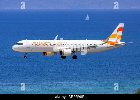 Sunclass Airlines Airbus A321neo Flugzeug Flughafen Rhodos in Griechenland Rhodos, Griechenland - 1. Juni 2025: Ein Airbus A321neo Flugzeug der Sunclass Airlines mit dem Kennzeichen OY-VKB auf dem Flughafen Rhodos, Griechenland. *** Sunclass Airlines Airbus A321neo Flugzeug Rhodos Flughafen in Griechenland Rhodos, Griechenland 1. Juni 2025 ein Airbus A321neo Flugzeug von Sunclass Airlines mit der Registrierung OY VKB am Flughafen Rhodos, Griechenland Stockfoto