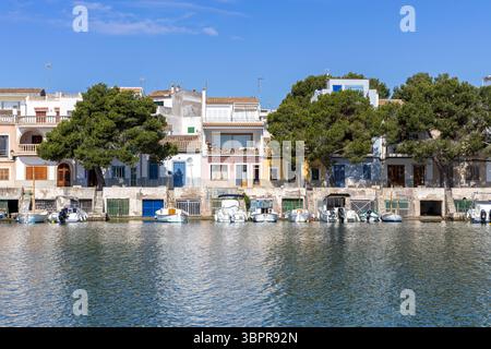 Portocolom Fischerdorf auf Mallorca mit Booten und bunten Häusern Urlaub am Meer Reise in Spanien Portocolom, Spanien - 26. Mai 2025: Portocolom Fischerdorf auf Mallorca mit Booten und bunten Häusern Urlaub am Meer Reise in Portocolom, Spanien. *** Portocolom Fischerdorf auf Mallorca mit Booten und bunten Häusern Urlaub am Meer Ausflug in Spanien Portocolom, Spanien 26 Mai 2025 Portocolom Fischerdorf auf Mallorca mit Booten und bunten Häusern Urlaub am Meer Ausflug in Portocolom, Spanien Stockfoto