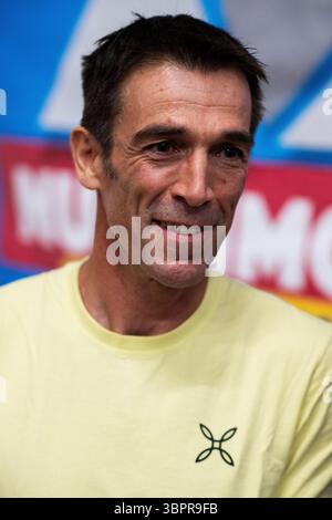 Der italienische Bergsteiger Hervé Barmasse auf der Bühne des Nuovimondi Festivals in Cuneo, Italien. Stockfoto