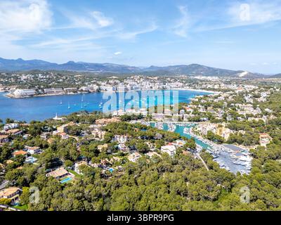 Santa Ponsa auf Mallorca Luftbild von oben Urlaub am Meer Strand Bucht mit Booten Reise in Spanien Santa Ponsa, Spanien - 27. Mai 2025: Santa Ponsa auf Mallorca Luftbild von oben Urlaub am Meer Strand Bucht mit Booten Reise in Santa Ponsa, Spanien. *** Santa Ponsa auf Mallorca Urlaub aus der Vogelperspektive an der Strandbucht mit Booten in Spanien Santa Ponsa, Spanien 27 Mai 2025 Santa Ponsa auf Mallorca Urlaub aus der Vogelperspektive an der Meeresbucht mit Booten in Santa Ponsa, Spanien Stockfoto