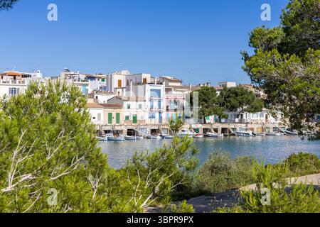 Portocolom Fischerdorf auf Mallorca mit Booten und bunten Häusern Urlaub am Meer Reise in Spanien Portocolom, Spanien - 26. Mai 2025: Portocolom Fischerdorf auf Mallorca mit Booten und bunten Häusern Urlaub am Meer Reise in Portocolom, Spanien. *** Portocolom Fischerdorf auf Mallorca mit Booten und bunten Häusern Urlaub am Meer Ausflug in Spanien Portocolom, Spanien 26 Mai 2025 Portocolom Fischerdorf auf Mallorca mit Booten und bunten Häusern Urlaub am Meer Ausflug in Portocolom, Spanien Stockfoto