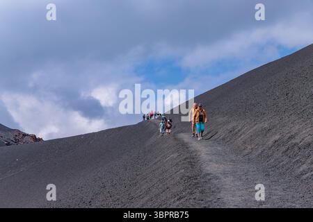 Mount Ätna, Catania, Sizilien, Italien - 13. August 2024: Menschen auf dem Krater des aktiven Vulkans auf dem Mount Ätna, Sizilien, Italien Stockfoto