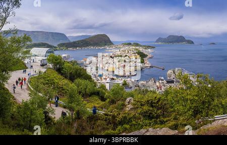 Alesund, Norwegen - 4. Juni 2025: Panoramablick auf Alesund Architektur, den umliegenden Archipel und Fjorde vom Mount Aksla Aussichtspunkt Stockfoto