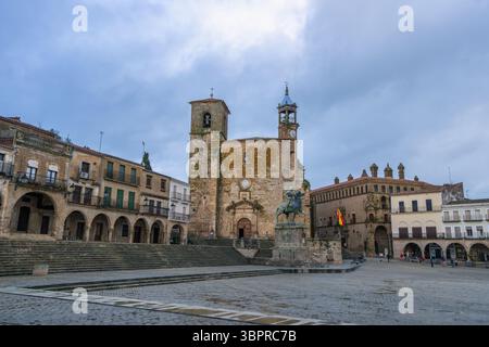 Die historische Plaza Mayor von Trujillo Spanien mit der Reiterstatue von Pizarro und der berühmten Kirche San Martin unter einem bewölkten Himmel. Stockfoto