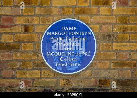 London, UK - 29. April 2025: Eine blaue Plakette auf Rutland Gardens Mews in Kensington, London, wo die Balletttänzerin Dame Margot Fonteyn und die Cellist stehen Stockfoto