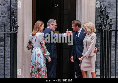London, Großbritannien. Juli 2025. Der britische Premierminister Sir Keir Starmer und seine Frau Victoria, Lady Starmer, begrüßen den französischen Präsidenten Emmanuel Macron und seine Frau Brigitte Macron in der Downing Street 10 als Teil des ersten Besuchs des Präsidenten im Vereinigten Königreich. Es ist der erste Staatsbesuch Frankreichs seit 17 Jahren. Quelle: Mark Kerrison/Alamy Live News Stockfoto