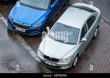 Ostrava, Tschechische Republik - 4. Februar 2024: Hellsilberblauer Skoda Octavia TDI Liftback 2. Generation nach Facelift parkt auf der Straße bei Regen Stockfoto
