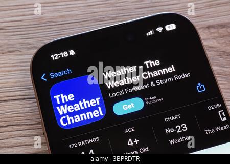 Ostrava, Tschechien - 19. Januar 2025: Apple App Store mit der mobilen Anwendung Weather Channel für genaue Vorhersagen und Radar Stockfoto