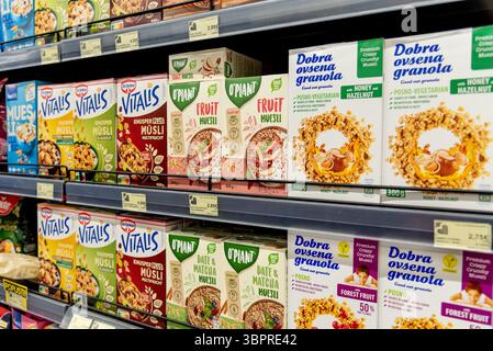 Bar, Montenegro, 17. Mai 2025, Müsli und Haferbrei in Kartonschachteln im Supermarktregal Stockfoto