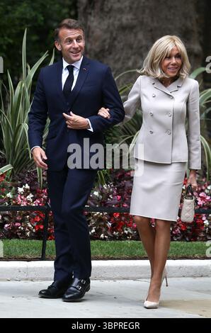 Emmanuel Macron, Präsident Frankreichs, und Brigitte Macron, First Lady, Frankreich, kommen am 9. Juli 2025 in London, England, an der Downing Street 10 an. Stockfoto