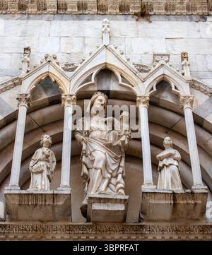 Skulpturen an der Außenseite der Chiesa di San Michele in Borgo, auch bekannt als Kirche San Michele, befindet sich in Pisa in Italien. Stockfoto
