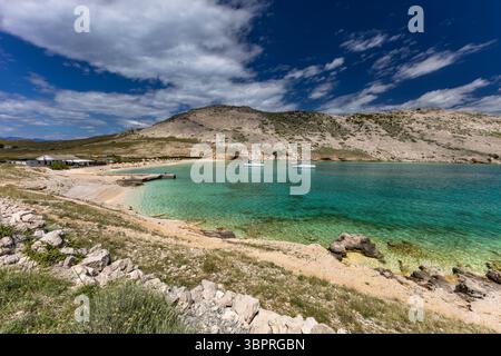 Panorama der Bucht mit dem Vela Luka Strand unten, Blick auf den Strand von der Spitze des Berges, felsiger Pfad, der zum malerischen Strand führt Stockfoto