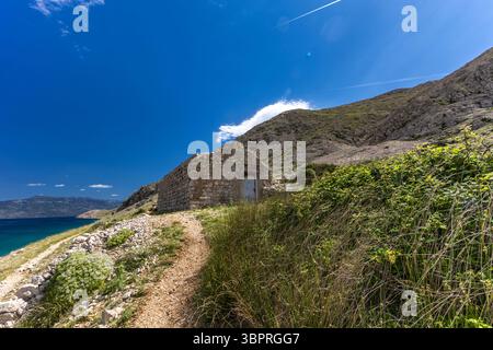 Panorama der Bucht mit dem Vela Luka Strand unten, Blick auf den Strand von der Spitze des Berges, felsiger Pfad, der zum malerischen Strand führt Stockfoto