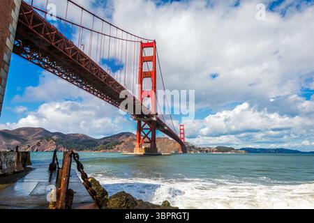 Beeindruckende Golden Gate Bridge über der Bucht von San Francisco an einem bewölkten Tag Stockfoto