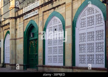 Dekorative Steinfenster und Bögen von Imam Bada, Indore, (M.P.). Der alte heilige Ort der schiitischen Muslime wurde 1908 erbaut. Indische Architektur. Selektiv Stockfoto