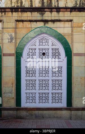 Dekorative Steinfenster und Bögen von Imam Bada, Indore, (M.P.). Der alte heilige Ort der schiitischen Muslime wurde 1908 erbaut. Indische Architektur. Selektiv Stockfoto