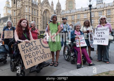 London, Großbritannien. Juli 2025. Behinderte Menschen und ihre Unterstützer versammeln sich vor den Kammern des Parlaments zu einem Protest gegen die vorgeschlagenen Kürzungen des Universal Credit Health Elements für neue Antragsteller, während Parlamentsabgeordnete während der Ausschussphase und der dritten Lesung über die Änderungsanträge zum Universal Credit and Personal Independence Payment Bill der Regierung debattieren und abstimmen. Quelle: Wiktor Szymanowicz/Alamy Live News Stockfoto