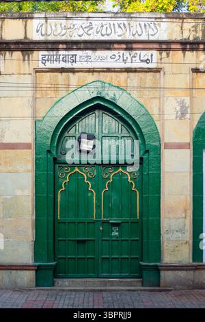 Dekorative Steinfenster und Bögen von Imam Bada, Indore, (M.P.). Der alte heilige Ort der schiitischen Muslime wurde 1908 erbaut. Indische Architektur. Selektiv Stockfoto
