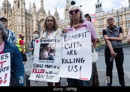 London, Großbritannien. Juli 2025. Behinderte Menschen und ihre Unterstützer versammeln sich vor den Kammern des Parlaments zu einem Protest gegen die vorgeschlagenen Kürzungen des Universal Credit Health Elements für neue Antragsteller, während Parlamentsabgeordnete während der Ausschussphase und der dritten Lesung über die Änderungsanträge zum Universal Credit and Personal Independence Payment Bill der Regierung debattieren und abstimmen. Quelle: Wiktor Szymanowicz/Alamy Live News Stockfoto