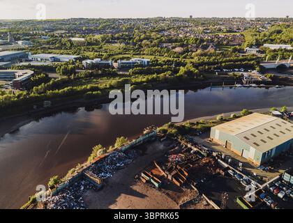 Blaydon UK: 05-05-2025. Aus der Vogelperspektive auf Blaydon Industrial Estate und Newburn Riverside Business Park am Ufer des Flusses Tyne. Stockfoto