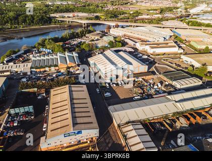 Blaydon UK: 05-05-2025. Aus der Vogelperspektive des Blaydon Industrial Estate und der Recyclinganlage für Altmetall am Ufer des Flusses Tyne. Die Drohne wurde während des Goldes geschossen Stockfoto