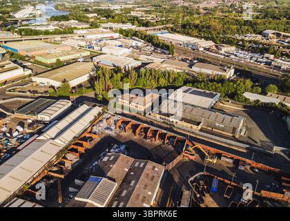 Blaydon UK: 05-05-2025. Aus der Vogelperspektive des Blaydon Industrial Estate und der Recyclinganlage für Altmetall am Ufer des Flusses Tyne. Die Drohne wurde während des Goldes geschossen Stockfoto