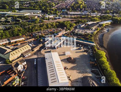 Blaydon UK: 05-05-2025. Aus der Vogelperspektive des Blaydon Industrial Estate und der Recyclinganlage für Altmetall am Ufer des Flusses Tyne. Die Drohne wurde während des Goldes geschossen Stockfoto