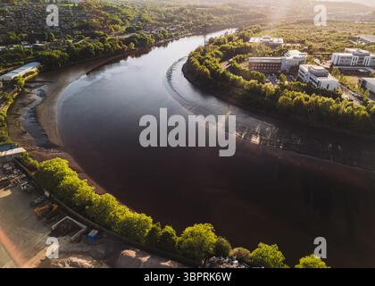 Blaydon UK: 05-05-2025. Aus der Vogelperspektive auf Blaydon Industrial Estate und Newburn Riverside Business Park am Ufer des Flusses Tyne. Stockfoto