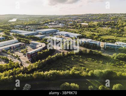 Blaydon UK: 05-05-2025. Blick aus der Vogelperspektive auf den Newburn Riverside Business Park am Ufer des Flusses Tyne in der Abenddämmerung Stockfoto