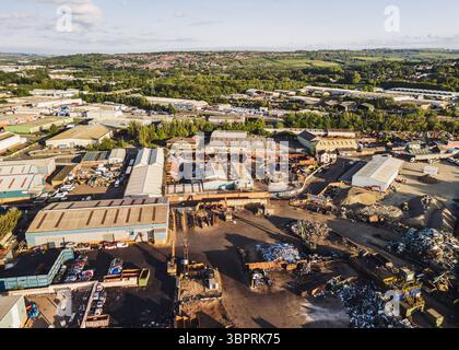 Blaydon UK: 05-05-2025. Aus der Vogelperspektive des Blaydon Industrial Estate und der Recyclinganlage für Altmetall am Ufer des Flusses Tyne. Die Drohne wurde während des Goldes geschossen Stockfoto