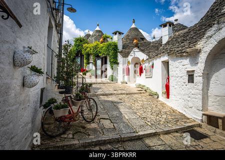 Malerischer Blick auf eine der berühmten Straßen von Alberobello und seine Häuser, die zum UNESCO-Weltkulturerbe gehören. Foto am 21. Juni 2025 in Alberobello, Stockfoto