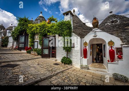 Malerischer Blick auf eine der berühmten Straßen von Alberobello und seine Häuser, die zum UNESCO-Weltkulturerbe gehören. Foto am 21. Juni 2025 in Alberobello, Stockfoto